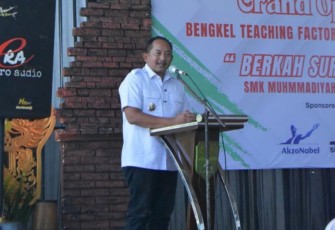Bupati Rober Christanto memberikan sambutan dalam acara peresmian Bengkel TEFA Bodi dan Cat “Berkah Surya Abadi” SMK Muhammadiyah 3 Karanganyar, Rabu (24/9/2025)