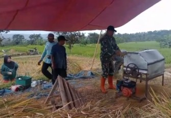 Merontokkan padi hasil panen petani desa binaan 