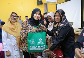 Ketua TP PKK Bintang Hafizha saat pendistribusian bantuan sosial bersama BAZNAS Bintan, Rabu (24/09) di Aula Kantor Kecamatan Gunung Kijang