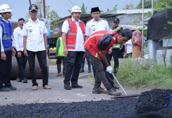 Bupati Karanganyar, Rober Christanto, saat menghadiri acara groundbreaking proyek pelebaran ruas jalan Jumantono-Jumapolo, Rabu (24/09/2025)