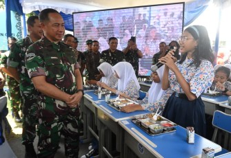 Panglima TNI Jenderal Agus Subiyanto berdialog dengan siswi dalam program MBG di Lanud Adi Soemarmo, Jum'at (26/9)