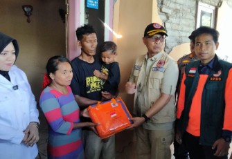 Direktur DSDD BNPB, Agus Riyanto (topi rompi cokelat) saat meninjau rumah warga yang terdampak gempabumi M 5.7 di wilayah Situbondo, Jawa Timur, Jumat (26/9). Selain meninjau dampak kerusakan, Direktur DSDD itu juga menyerahkan bantuan dasar kepada warga terdampak berupa sembako dan keperluan lainnya