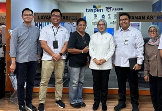 MenPANRB Rini Widyantini foto bersama jajaran PT TASPEN Kantor Cabang Jakarta I di MPP Jakarta 