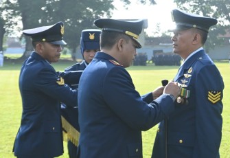 Serka Jadi Nurcahyadi Terima Tanda Kehormatan Kesetiaan XXIV Tahun