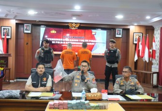 Kapolres Kobar AKBP Theodorus Priyo Santosa memberikan keterangan pers, Jum'at (10/10)