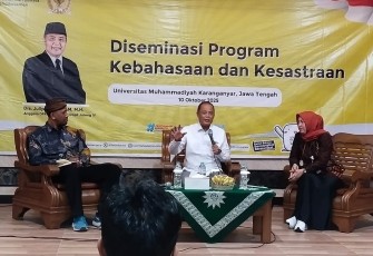 Anggota Komisi X DPR RI, Juliyatmono, bersama Kepala Balai Bahasa Jawa Tengah, Dwi Laily Sukmawati, memberikan pemaparan dalam sosialisasi Diseminasi Program Kebahasaan dan Kesastraan, di Kampus Umuka Karanganyar, Jumat (10/10/2025)