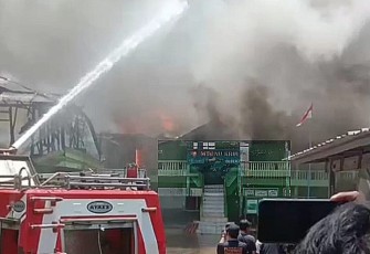 Kebakaran terjadi di Sekolah MTs-NU Krui, di Kelurahan Pasar Mulya, Kecamatan Pesisir Tengah, Kabupaten Pesisir Barat, Lampung, Minggu (12/10/2025)