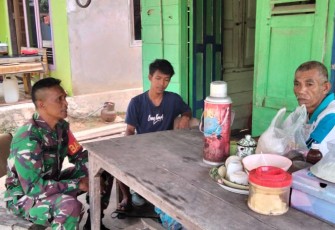 Serka Mujianto saat komsos bersama warga binaannya, Minggu (12/10)