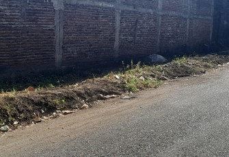 Sisa material proyek yang menumpang di bahu jalan yang dikeluhkan warga kelurahan Pakadoodan