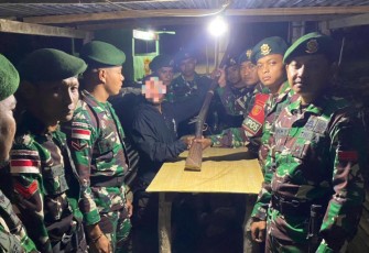 Penyerahan senjata sukarela dari warga di pos Kewar