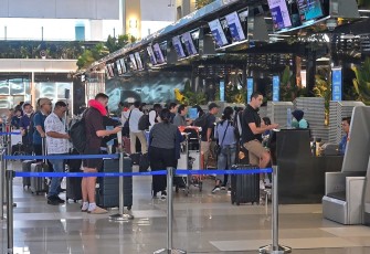 Pemerintah resmi menurunkan tarif tiket pesawat sebesar 13-14 persen pada periode angkutan Natal 2025 dan tahun baru 2026