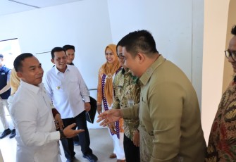 Menteri Kependudukan dan Pembangunan Keluarga Republik Indonesia, Dr. H. Wihaji, S.Ag., M.Pd., tiba di Bandara Raja Haji Fisabilillah (RHF) Tanjungpinang, Kamis (23/10)