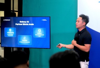 Ilham Indrawan, MX Product Marketing Senior Manager, Samsung Electronics Indonesia, saat mempresentasikan pemanfaatan AI dari segi produktifitas