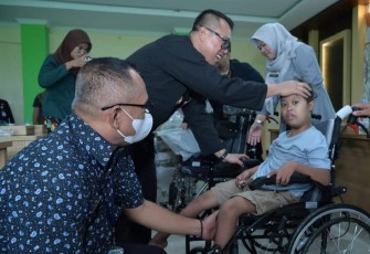 Wakil Bupati Karanganyar, Adhe Eliana, saat memberikan kursi roda kepada salah satu warga difabel
