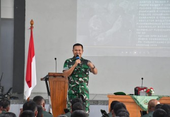 Dandim 0802/Ponorogo Letkol Arh Farauk Saputra memberikan jamdan perdana, Selasa (28/10)