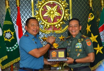Pangkostrad Letjen TNI Mohammad Fadjar menerima cenderamata Pangkolinlamil di Makostrad, Jakarta, Kamis (30/10)