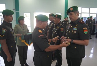 Danrem 041/Gamas Pimpin Acara Tradisi Pelepasan Serta Penerimaan Warga Baru Dan Serah Terima Jabatan