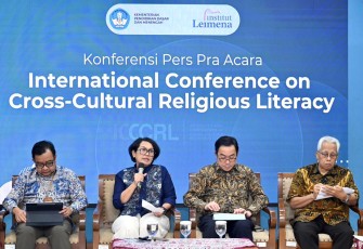Sekjen Kemendikdasmen Suharti memberikan keterangan pers