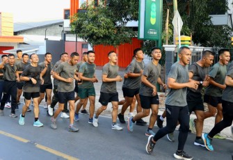 Lari pagi prajurit Satgas Yonarmed 12 Kostrad 
