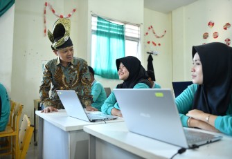 Wamendikdasmen Fajar saat melakukan pemantauan persiapan TKA di Batam (30/10)