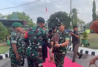 Dansatgas Yonarhanud 2 Kostrad Letkol Arh Endis Fahrul Rizal menyambut kedatangan Pangdam IX/Udy