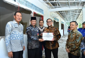 Wakil Menteri Pendidikan Dasar dan Menengah (Wamendikdasmen), Fajar Riza Ul Haq, meninjau pelaksanaan program revitalisasi satuan pendidikan di SMKS Al-Jabar