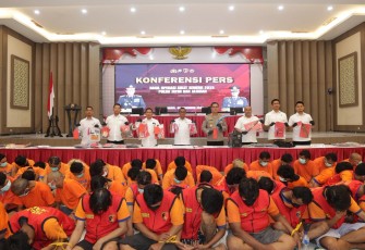 Kabid Humas Polda Jatim Kombes Pol Jules Abraham Abast saat memberikan keterangan pers di Surabaya, Rabu (5/11)