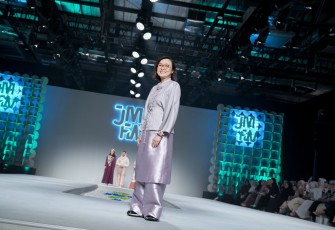 Wakil Menteri Ekonomi Kreatif, Irene Umar, tampil di runway pada Jakarta Muslim Fashion Week (JMFW) 2026, acara tersebut digelar di Balai Kartini, Jakarta, Kamis (6/11/2025)