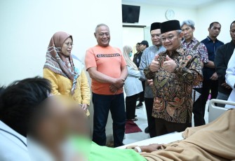 Mendikdasmen Abdul Mu'ti menjenguk siswa korban ledakan SMAN 72 Jakarta, Minggu (9/11)