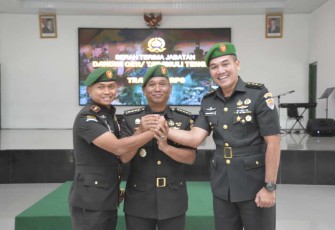 Pgs Danrem 023/KS Kolonel Inf Agustinus Sinaga foto bersama usai sertijab Dandim 0211/TT, Senin (10/11)