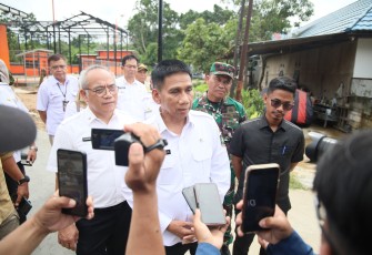 Wakil Menteri Dalam Negeri (Wamendagri) Akhmad Wiyagus meninjau persiapan lahan untuk pembangunan Koperasi Desa/Kelurahan (Kopdeskel) Merah Putih di Kelurahan Lempake, Kota Samarinda, Kalimantan Timur (Kaltim), Rabu (12/11/2025)