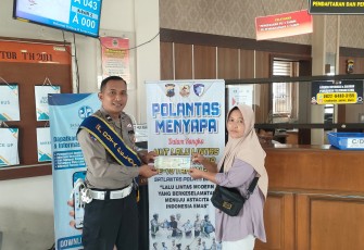 Anggota Satlantas Polres Blora Ipda Gunawan SH, saat melayani wajib pajak di Samsat Pembantu Cepu