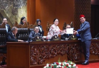 Ketua DPR RI Puan Maharani dengan Ketua Komisi III Habiburrokhman, Selasa (18/11)