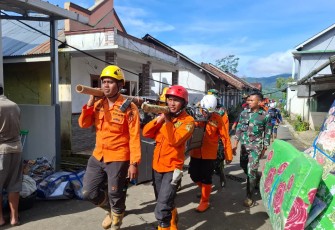 Tim SAR gabungan melakukan upaya pencarian dan pertolongan terhadap para warga yang masih dinyatakan hilang atas bencana tanah longsor di Desa Pandanarum, Kecamatan Pandanarum, Kabupaten Banjarnegara, Jawa Tengah, Rabu (19/11).
