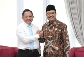 Menteri Dalam Negeri (Mendagri) Muhammad Tito Karnavian bersama Menteri Sosial (Mensos) Saifullah Yusuf