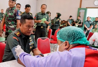 Danrem 083/Bdj Kolonel Inf Kohir saat donor darah, Rabu (19/11)