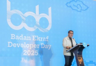 Menteri Ekonomi Kreatif, Teuku Riefky Harsya, memberi sambutan pada acara Badan Ekraf Developer Day (BDD) 2025 di Trans Convention Center, Bandung, Sabtu (22/11/2025)