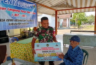 Babinsa Kuwu Dampingi Penyaluran BLT-DD untuk 35 KPM di Balerejo