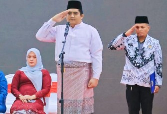 Bupati Bintan Roby Kurniawan SPWK Bertindak Sebagai Pembina Upacara Peringatan HUT ke-80 PGRI dan Hari Guru Nasional 2025