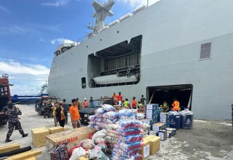 KRI Semarang-594 Salurkan Bantuan Kemanusiaan Untuk Korban Banjir 