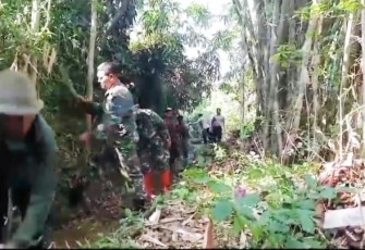 Anggota Koramil Tipe C 0802/18 Sooko, Kodim 0802/Ponorogo hari ini melaksanakan kerja bakti bersama warga Dukuh Jetis Desa Bedoho Kecamatan Sooko Kabupaten Ponorogo, Kamis (04/12/2025)