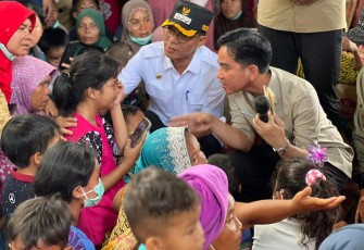 Wapres Gibran saat berdialog dengan warga korban bencana banjir bandang dan tanah longsor di Kabupaten Tapanuli Tengah, Kamis (4/12)