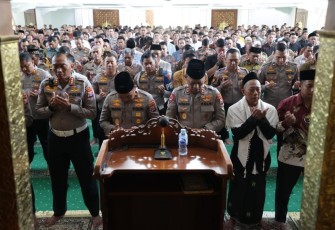 Sholat ghaib di masjid Arif Nurul Huda Mapolda Jatim, Jum'at (5/12)