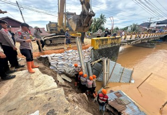 Kolaborasi Polri dan Masyarakat Sukses Pulihkan Jembatan Pandan Tapanuli Tengah