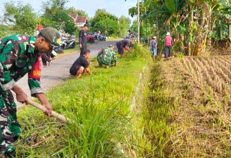 Babinsa Kodim Ponorogo Ikut Kerja Bakti Bersihkan Sampah di Jalan
