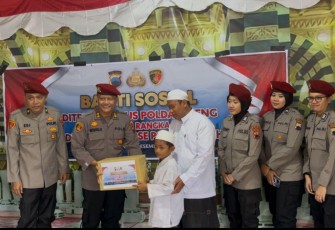 Kabag Binopsal Ditreskrimsus Polda Jatim AKBP Wisnu Broto saat menyerahkan baksos