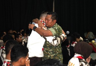 Danrem 083/Bdj Kolonel Inf Kohir memeluk peserta persami KKRI di Blitar, Sabtu (6/12)