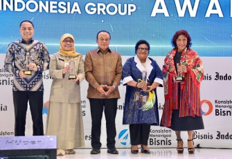 Wamendagri Ribka Haluk Terima Penghargaan Tokoh Percepatan Pembangunan Papua