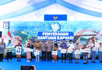 Wakapolri Komjen Pol Prof. Dr. Dedi Prasetyo, Polri menyerahkan bantuan tabungan pendidikan sebesar Rp45 juta untuk masing-masing anak yang kehilangan orang tua akibat aksi brutal KKB, Selasa (9/12)