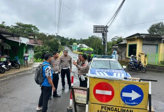 Tim gabungan dari Satlantas dan DPUPR Karanganyar melakukan inspeksi pengecekan jalan serta identifikasi potensi titik-titik rawan kemacetan di jalur wisata Ngargoyoso, Selasa (9/12/2025)